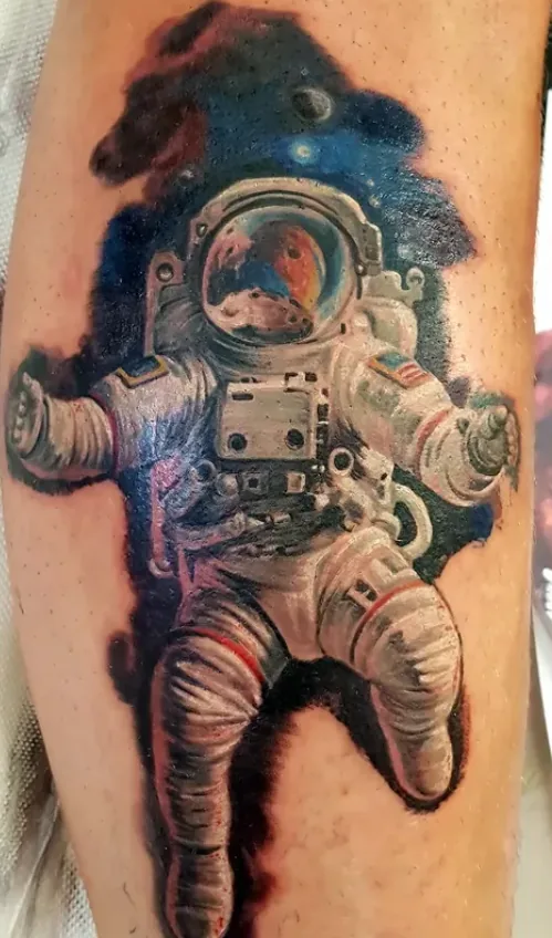 Astronaut im Weltraum Farbtattoo Realistisch - Spirit of 666 Oberhausen