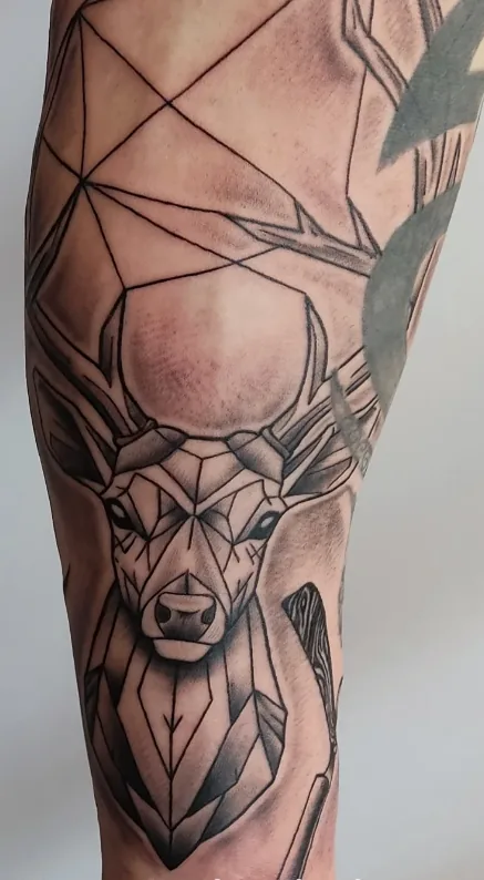 Geometrischer Hirsch Blackwork Tattoo - Tattoostudio Oberhausen NRW