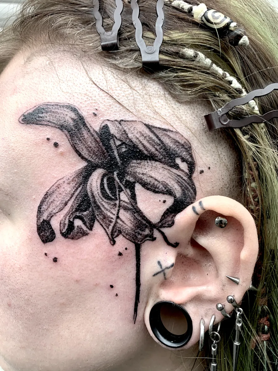 Lilie an der Schläfe Black & Grey Tattoo - Tattoostudio Oberhausen