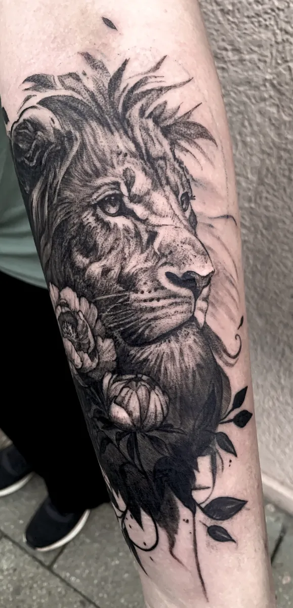 Löwe mit Blumen Unterarm Black & Grey Tattoo - Spirit of 666 Oberhausen