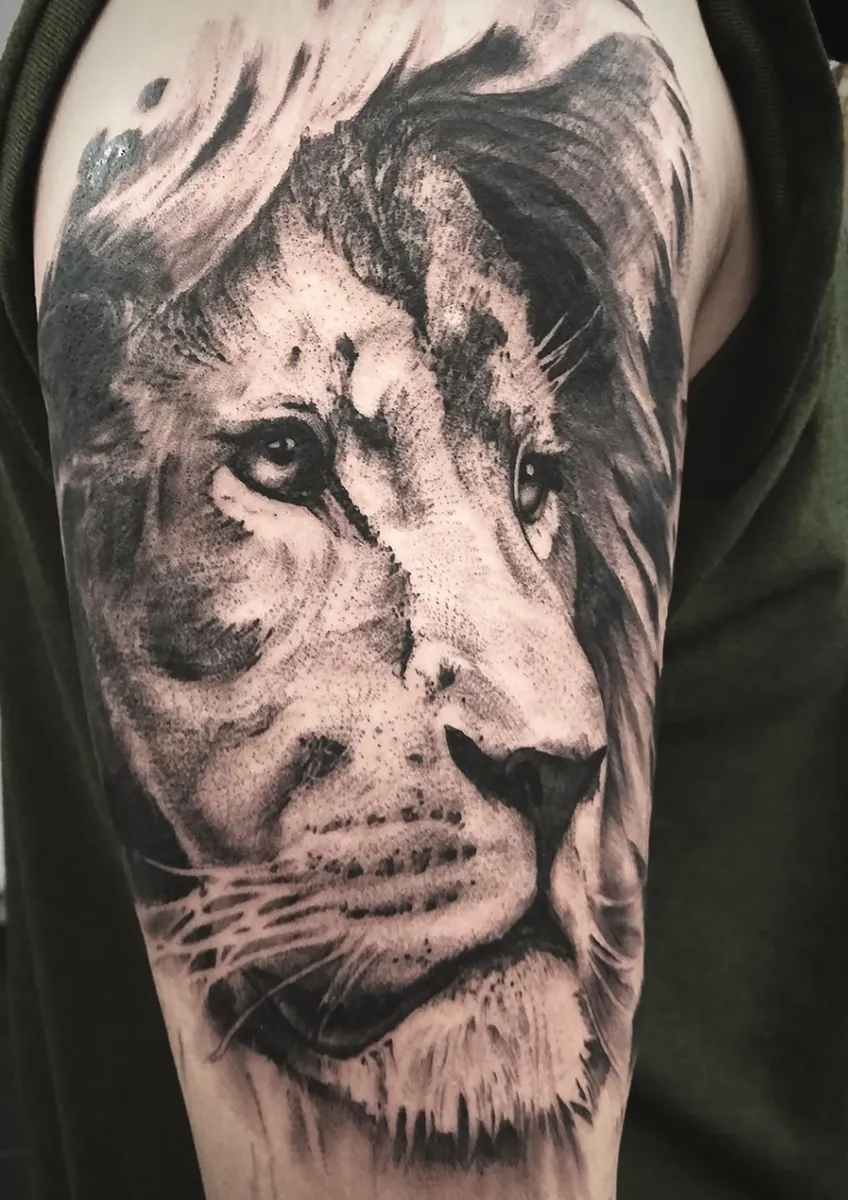 Löwengesicht Oberarm Black & Grey Tattoo - Tattoostudio Oberhausen