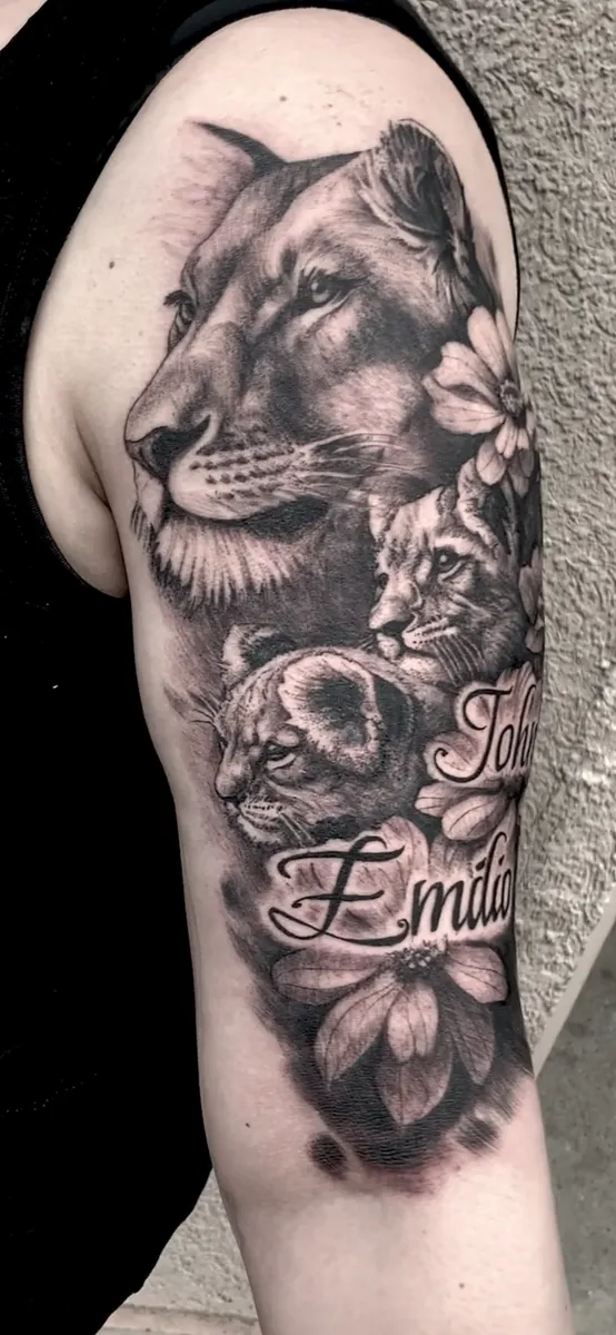 Löwin mit Jungtieren Oberarm Black & Grey Tattoo - Spirit of 666 Oberhausen