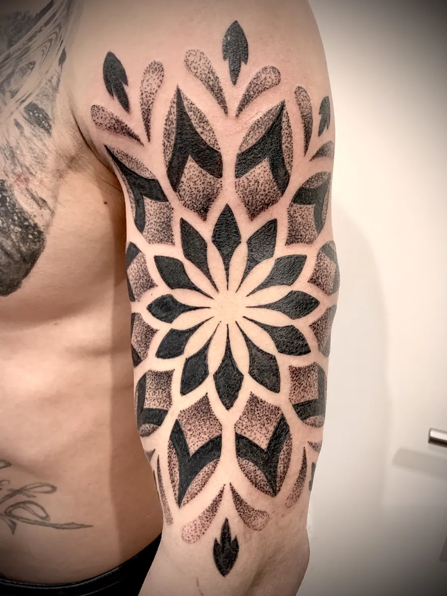 Mandala Dotwork Oberarm Tattoo - Spirit of 666 Oberhausen