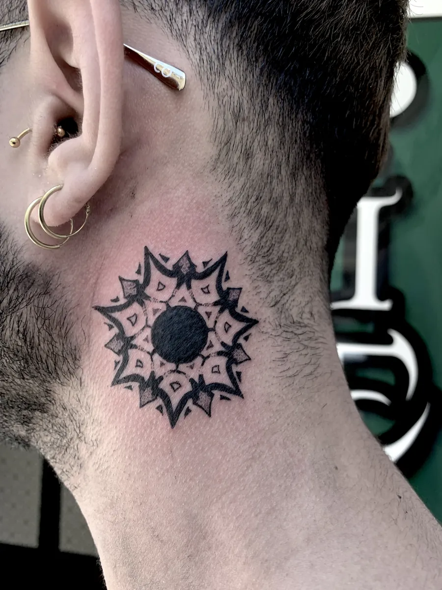 Mandala Hals Tattoo Blackwork - Tattoostudio Oberhausen