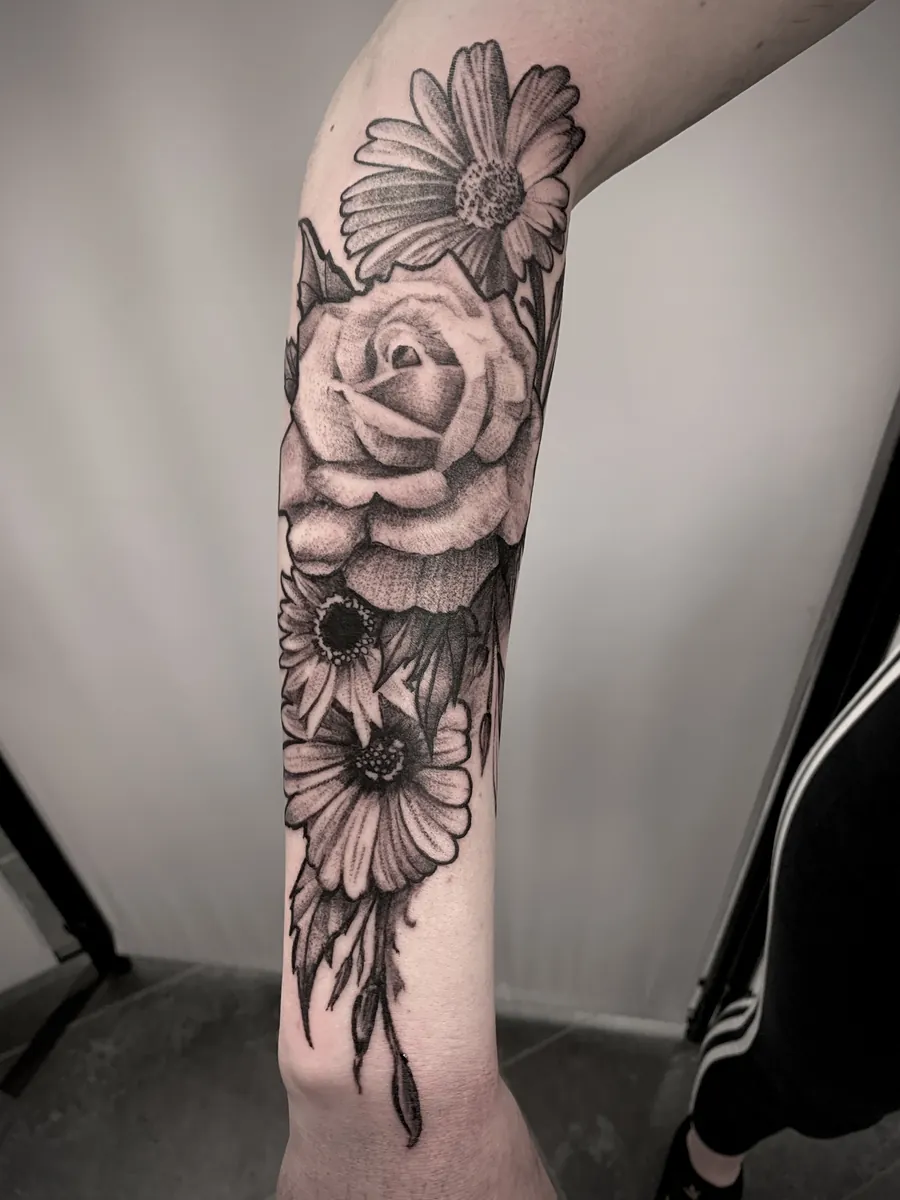 Rosen und Blumen Unterarm Black & Grey Tattoo - Tattoostudio Oberhausen
