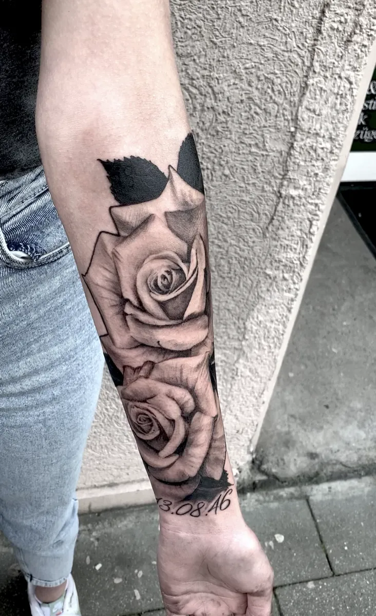 Rosen Unterarm Black & Grey Tattoo - Tattoostudio Oberhausen