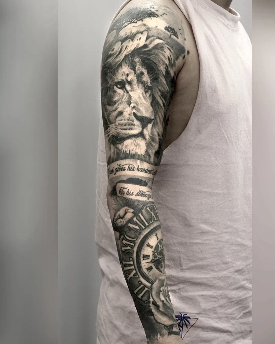 Sleeve mit Löwe und Uhr Black & Grey Tattoo - Tattoostudio Oberhausen