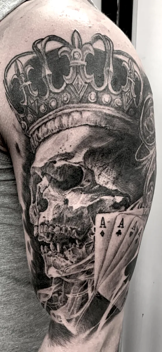 Totenkopf mit Krone und Spielkarten Black & Grey Tattoo - Tattoostudio Oberhausen