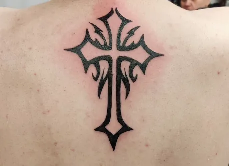 Tribal Kreuz Rücken Blackwork Tattoo - Tattoostudio Oberhausen