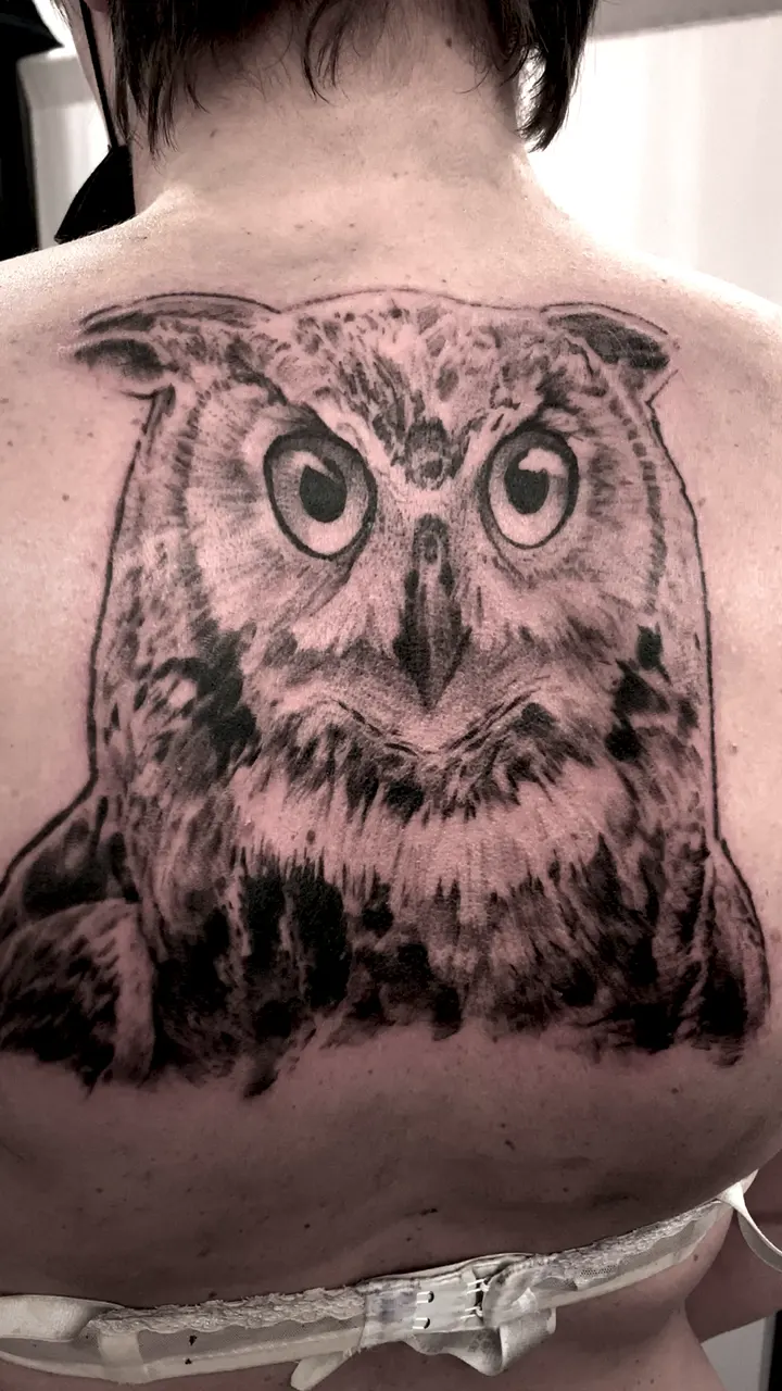 Video: Große Eule Rücken Tattoo Black & Grey - Spirit of 666 Oberhausen