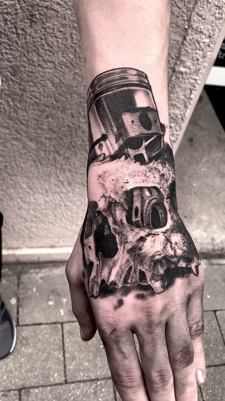 Video: Kolben und Totenkopf Hand-Tattoo Black & Grey - Spirit of 666 Oberhausen