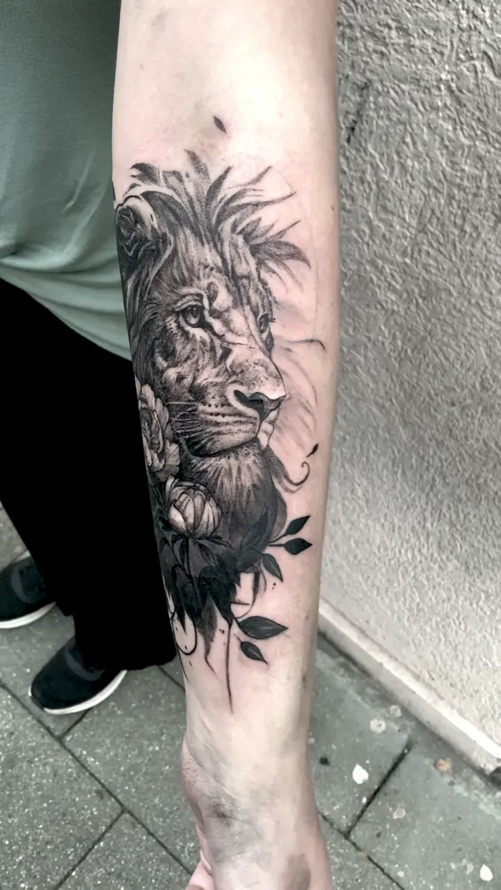 Video: Löwe mit Blumen Unterarm Tattoo - Spirit of 666 Oberhausen