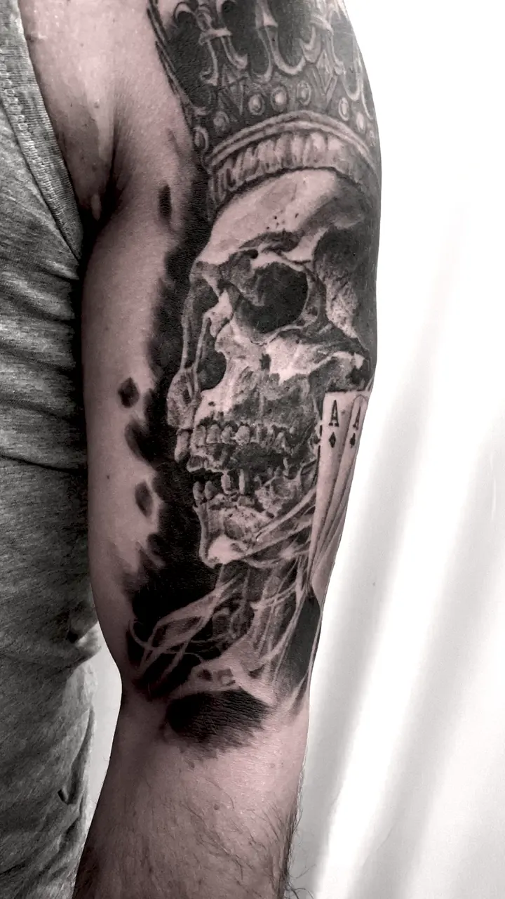 Video: Totenkopf mit Krone und Spielkarten Tattoo - Spirit of 666 Oberhausen