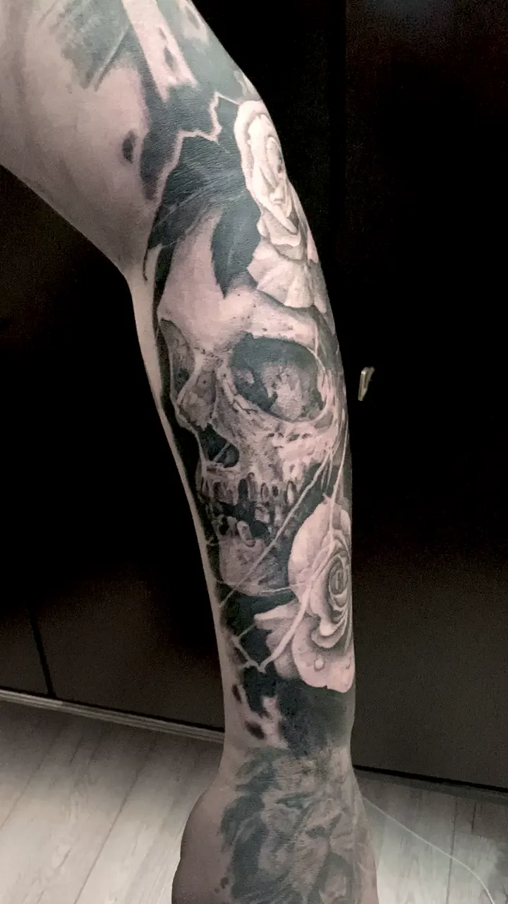 Video: Totenkopf und Rose Sleeve Tattoo - Spirit of 666 Oberhausen