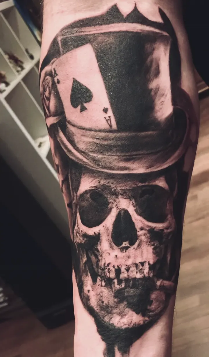 Video: Totenkopf mit Zylinder und Ass-Karte Tattoo - Spirit of 666 Oberhausen