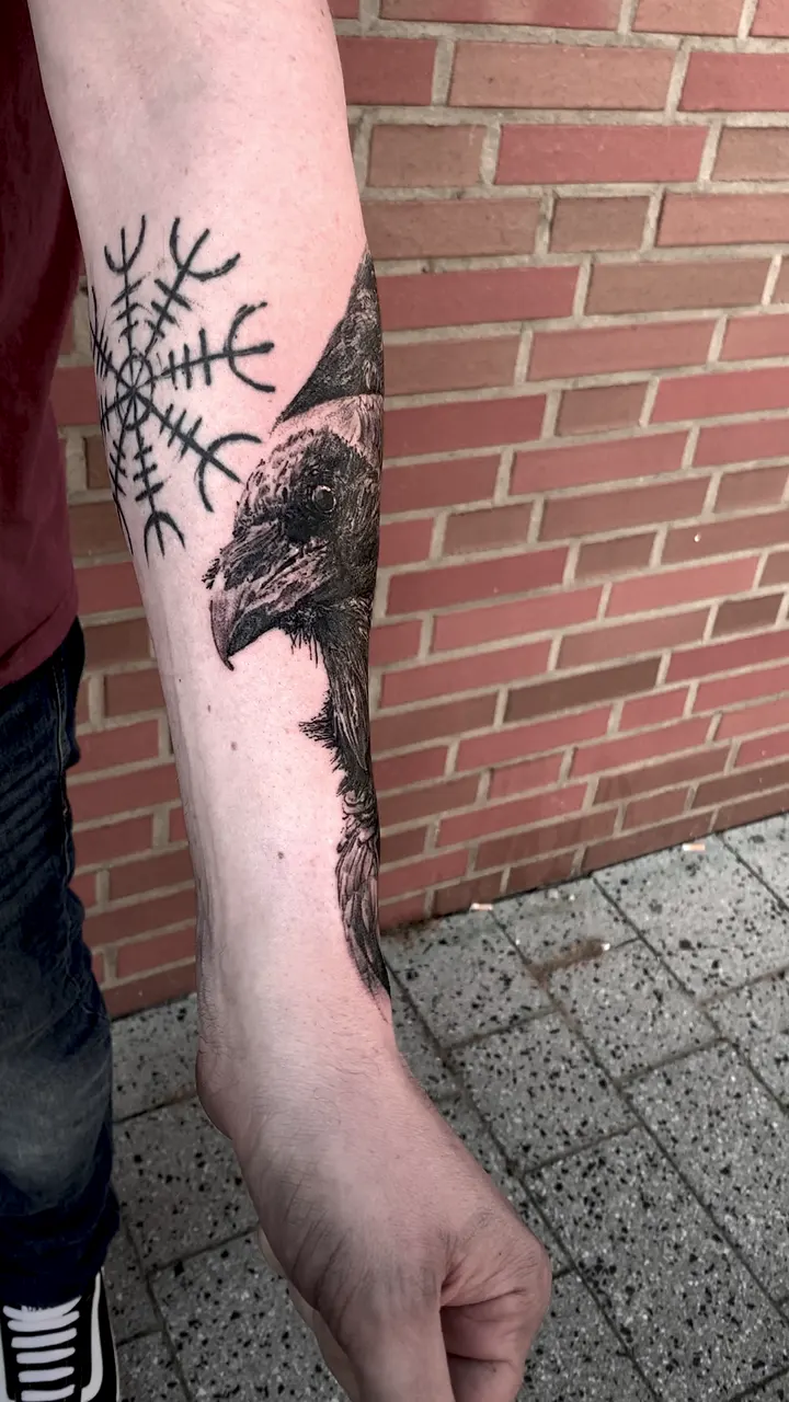 Video: Vegvisir mit Rabe Unterarm Tattoo - Spirit of 666 Oberhausen