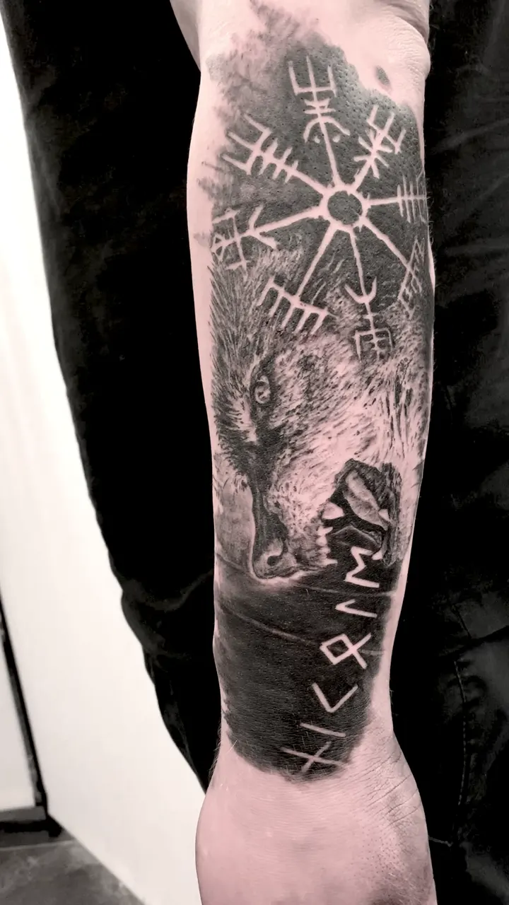 Video: Vegvisir mit Runen Unterarm Tattoo - Spirit of 666 Oberhausen